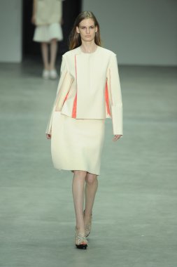 model, calvin klein koleksiyonu moda defilesi