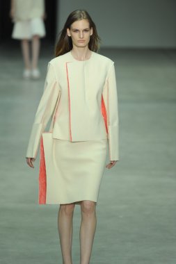 model, calvin klein koleksiyonu moda defilesi