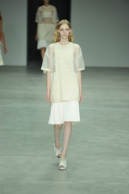 model, calvin klein koleksiyonu moda defilesi