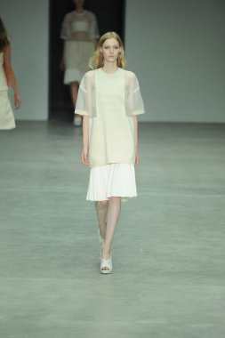 model, calvin klein koleksiyonu moda defilesi