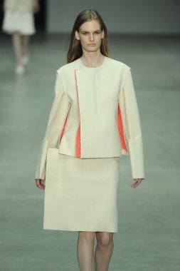model, calvin klein koleksiyonu moda defilesi