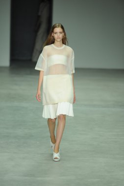 model, calvin klein koleksiyonu moda defilesi