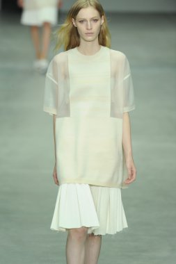 model, calvin klein koleksiyonu moda defilesi