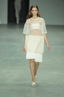 model, calvin klein koleksiyonu moda defilesi