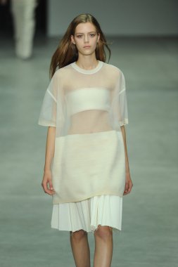 model, calvin klein koleksiyonu moda defilesi