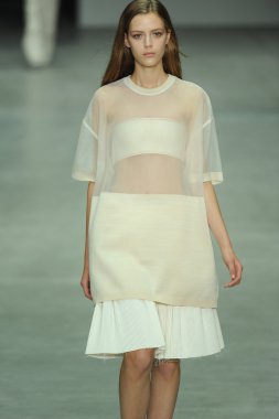 model, calvin klein koleksiyonu moda defilesi