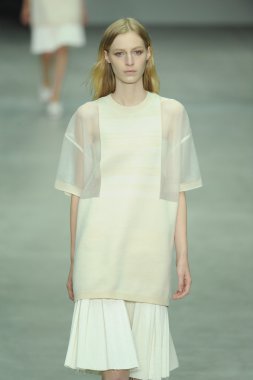 model, calvin klein koleksiyonu moda defilesi