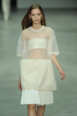 model, calvin klein koleksiyonu moda defilesi