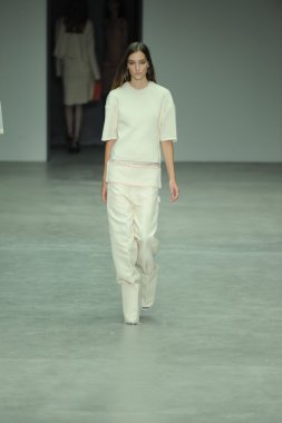 model, calvin klein koleksiyonu moda defilesi