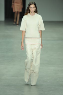 model, calvin klein koleksiyonu moda defilesi