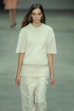 model, calvin klein koleksiyonu moda defilesi