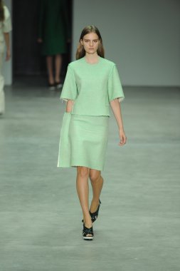 model, calvin klein koleksiyonu moda defilesi