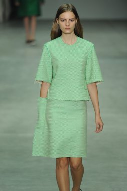 model, calvin klein koleksiyonu moda defilesi