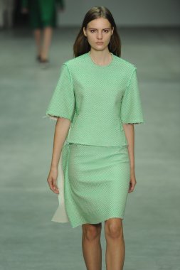 model, calvin klein koleksiyonu moda defilesi