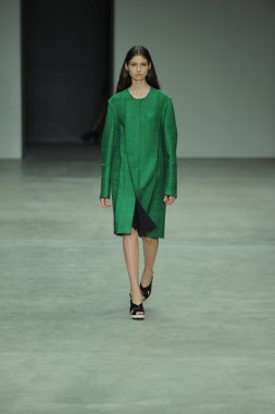 model, calvin klein koleksiyonu moda defilesi