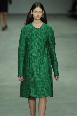 model, calvin klein koleksiyonu moda defilesi