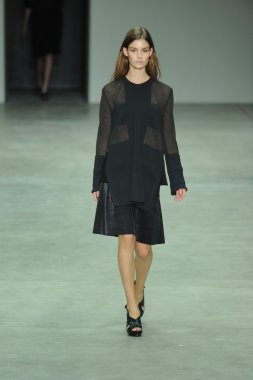 model, calvin klein koleksiyonu moda defilesi