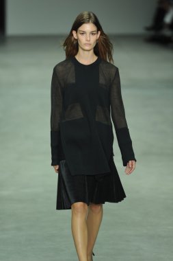 model, calvin klein koleksiyonu moda defilesi