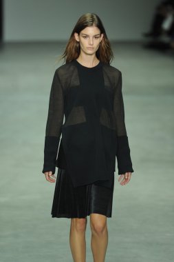 model, calvin klein koleksiyonu moda defilesi