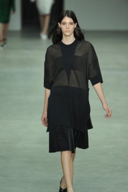 model, calvin klein koleksiyonu moda defilesi