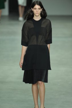 model, calvin klein koleksiyonu moda defilesi