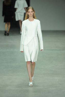 model, calvin klein koleksiyonu moda defilesi