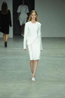 model, calvin klein koleksiyonu moda defilesi