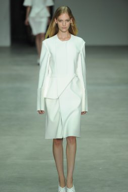model, calvin klein koleksiyonu moda defilesi