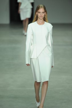 model, calvin klein koleksiyonu moda defilesi