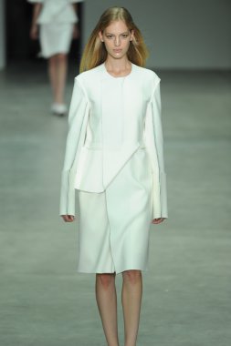 model, calvin klein koleksiyonu moda defilesi