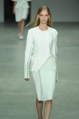 model, calvin klein koleksiyonu moda defilesi
