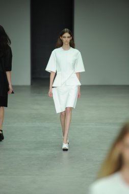 model, calvin klein koleksiyonu moda defilesi