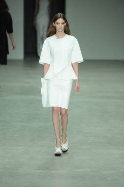 model, calvin klein koleksiyonu moda defilesi