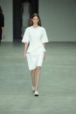 model, calvin klein koleksiyonu moda defilesi