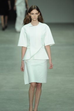 model, calvin klein koleksiyonu moda defilesi
