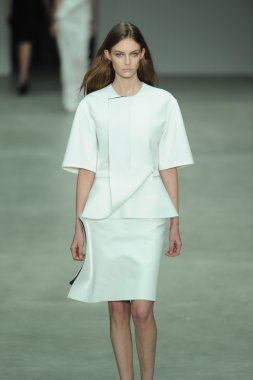 model, calvin klein koleksiyonu moda defilesi