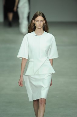 model, calvin klein koleksiyonu moda defilesi