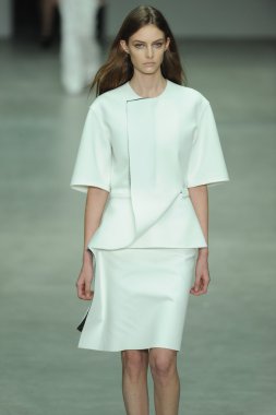 model, calvin klein koleksiyonu moda defilesi