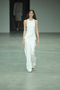 model, calvin klein koleksiyonu moda defilesi