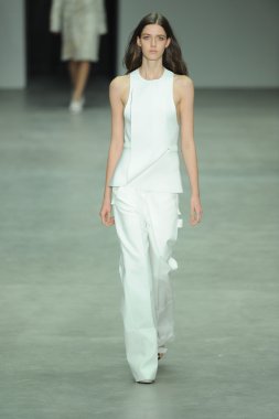 model, calvin klein koleksiyonu moda defilesi