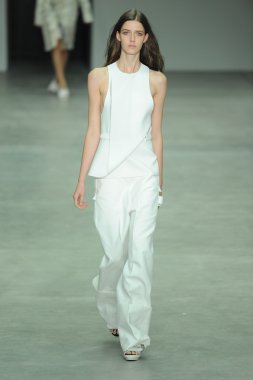 model, calvin klein koleksiyonu moda defilesi