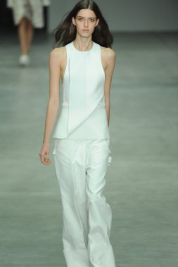 model, calvin klein koleksiyonu moda defilesi