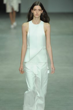 model, calvin klein koleksiyonu moda defilesi