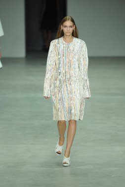 model, calvin klein koleksiyonu moda defilesi