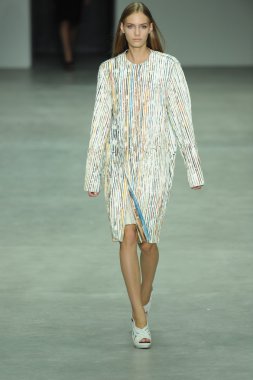 model, calvin klein koleksiyonu moda defilesi