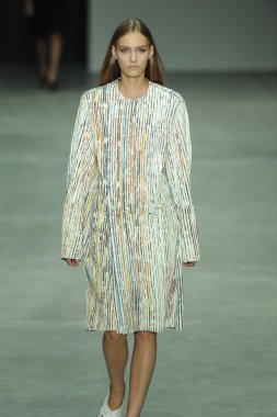 model, calvin klein koleksiyonu moda defilesi