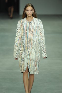 model, calvin klein koleksiyonu moda defilesi