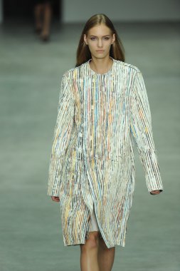 model, calvin klein koleksiyonu moda defilesi