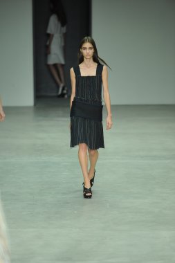 model, calvin klein koleksiyonu moda defilesi