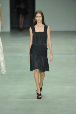 model, calvin klein koleksiyonu moda defilesi